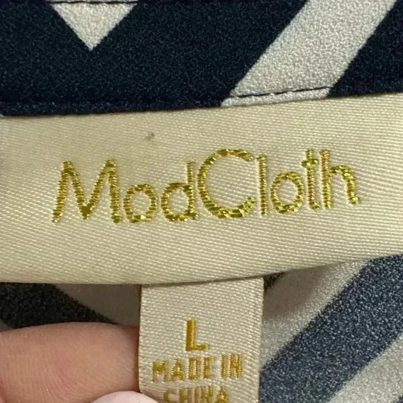 ModCloth Navy Chevron Print Ruffle Top Size Large - Picture 3 of 4